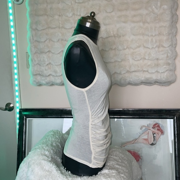 Zara cotton sleeveless t-shirt cream top very thin cotton and crinkles at bottom - Picture 5 of 8